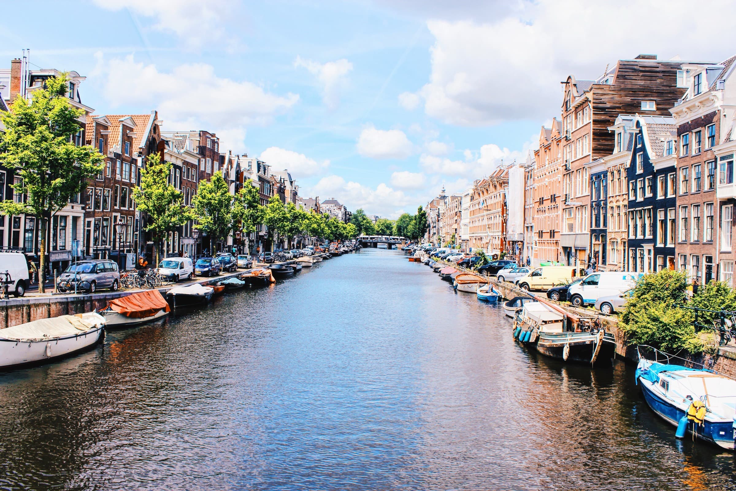 Amsterdamse grachtengordel met historische beleggingspanden langs het water