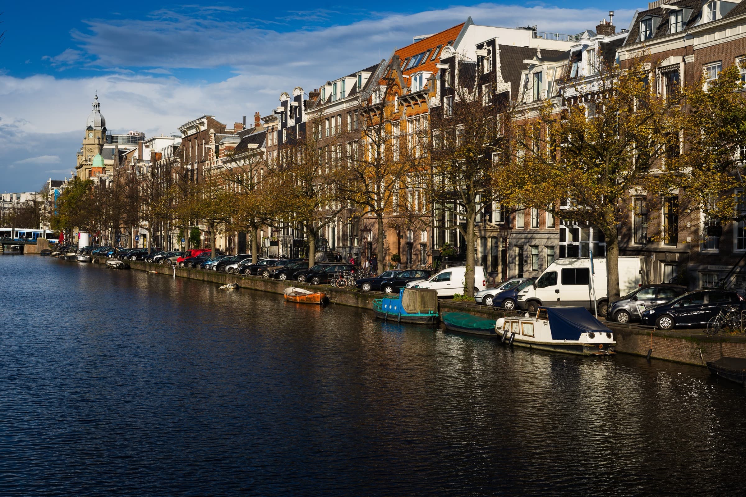 Amsterdamse gracht met monumentale panden in herfstlicht
